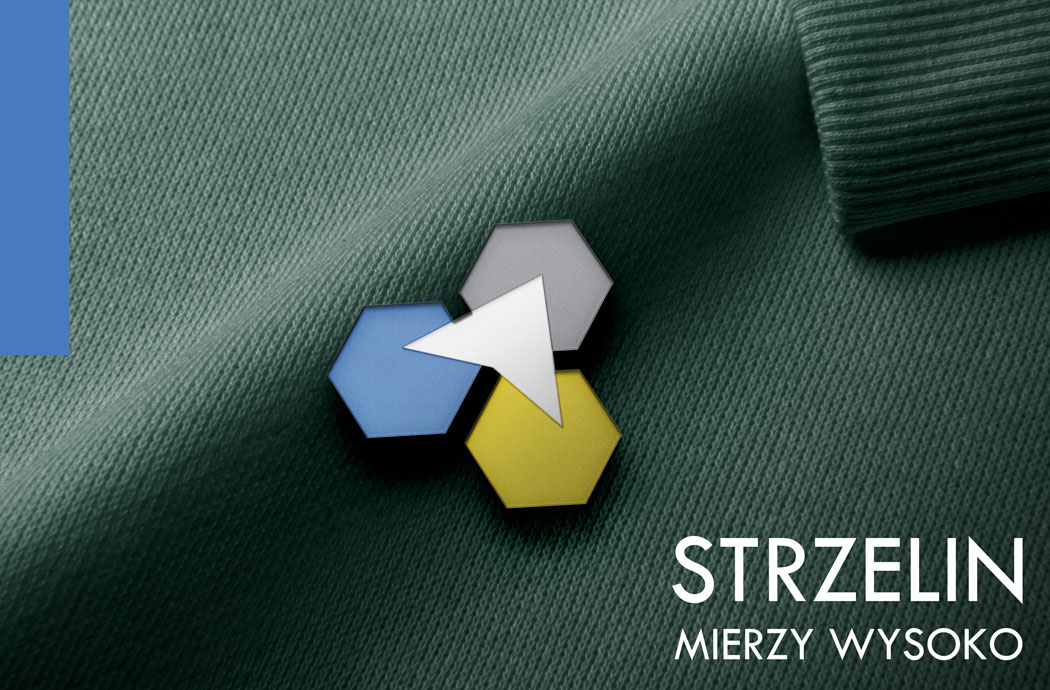 Mockup haftu komputerowego na koszulce polo – prezentacja logo miasta Strzelin na odzieży promocyjnej.