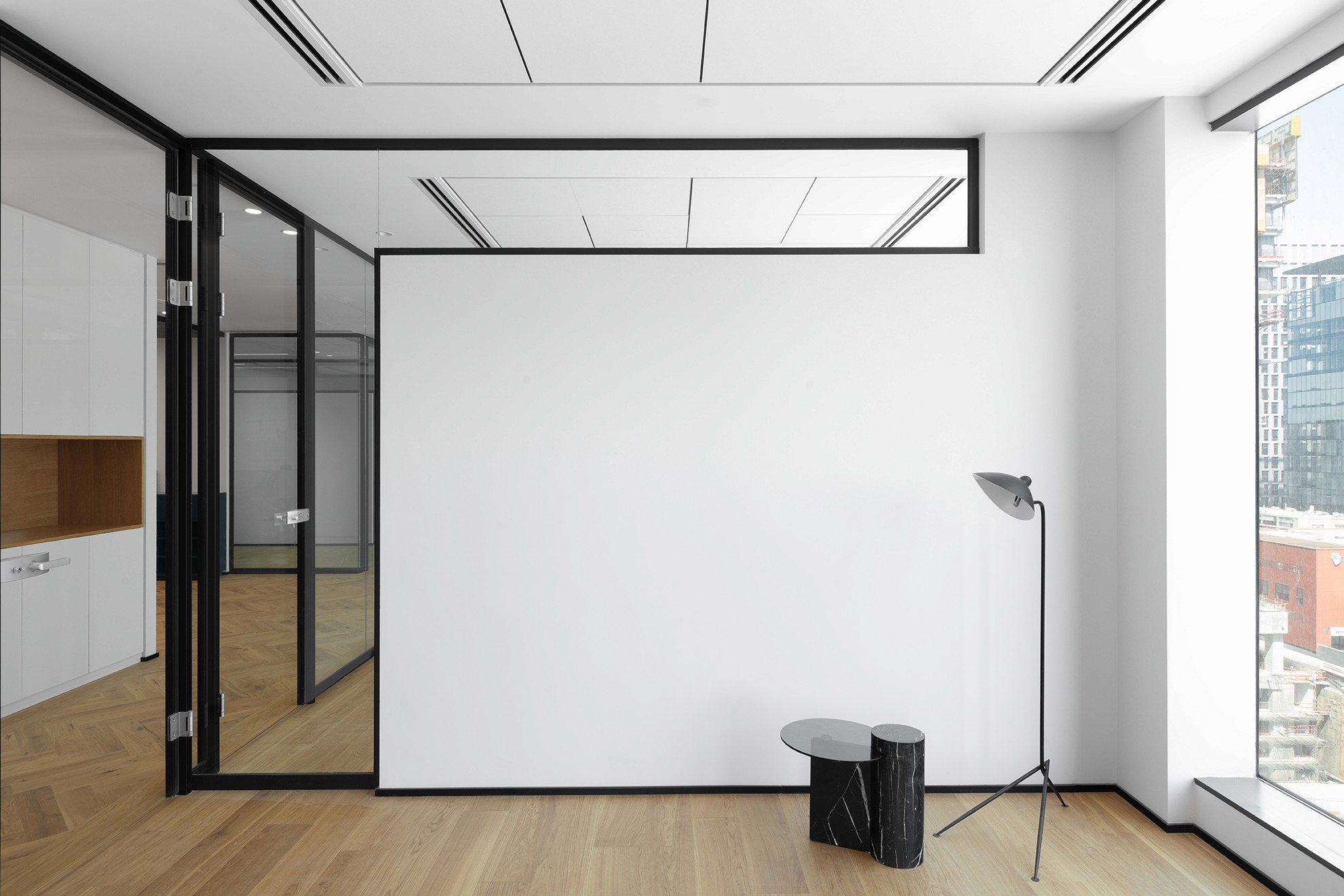 עיצוב פנים למשרדים: פתרונות אחסון בנגרות אישית ווילונות אקוסטיים לגמישות ופרטיות