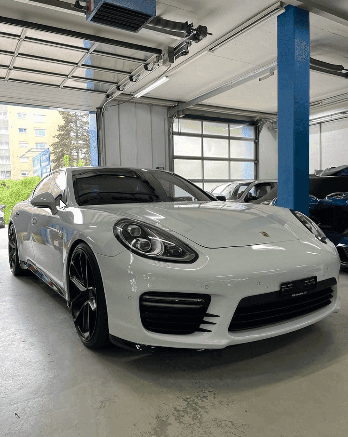 weisser Porsche in der Garage zur Autoaufbereitung