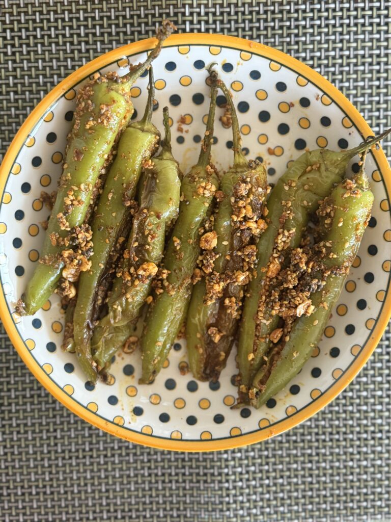 Til Kutach Mirchi served in a plate. 