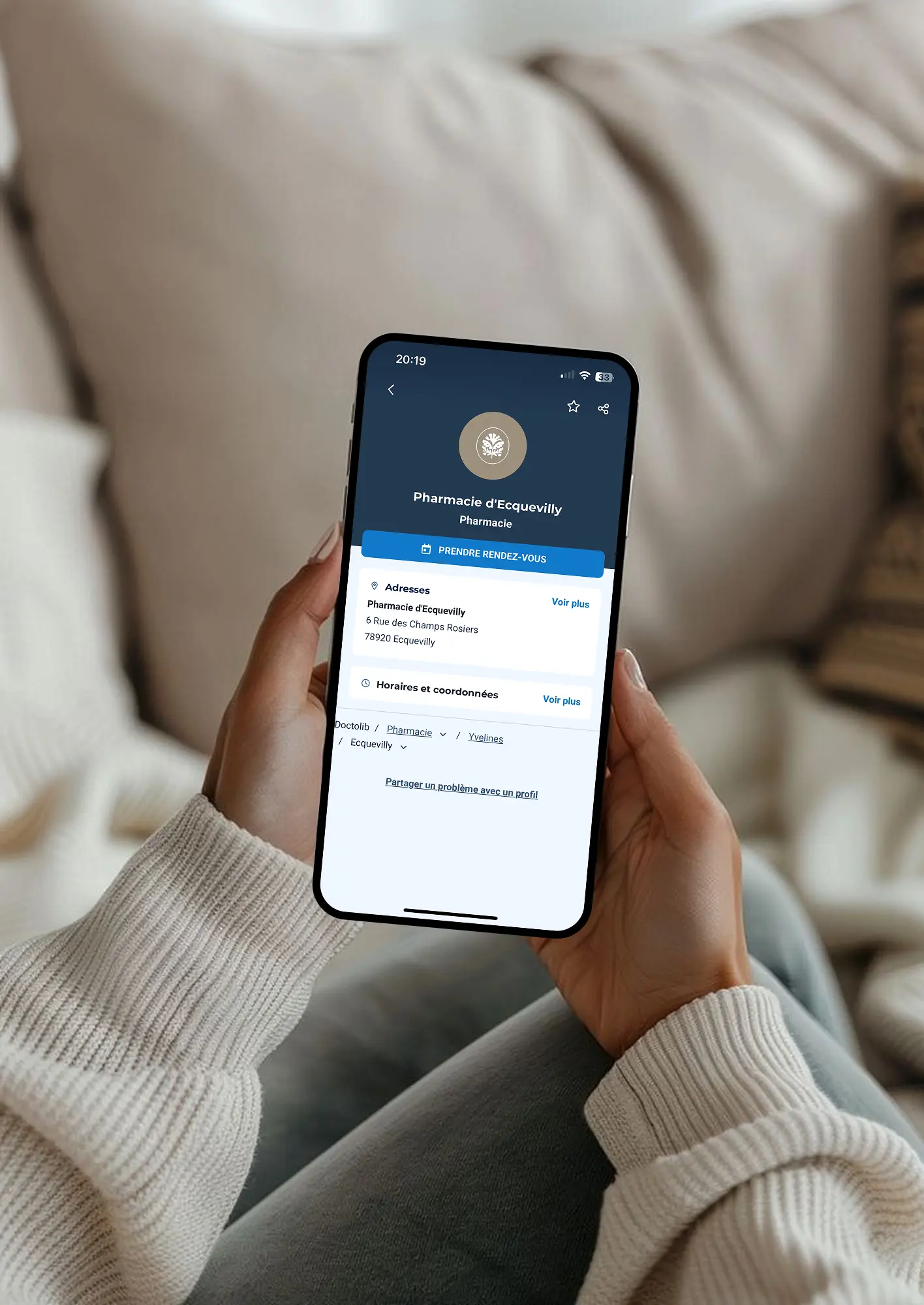 Femme sur son téléphone en train de fixer un rendez-vous pour un test/diagnostique à la pharmacie d'Ecquevilly