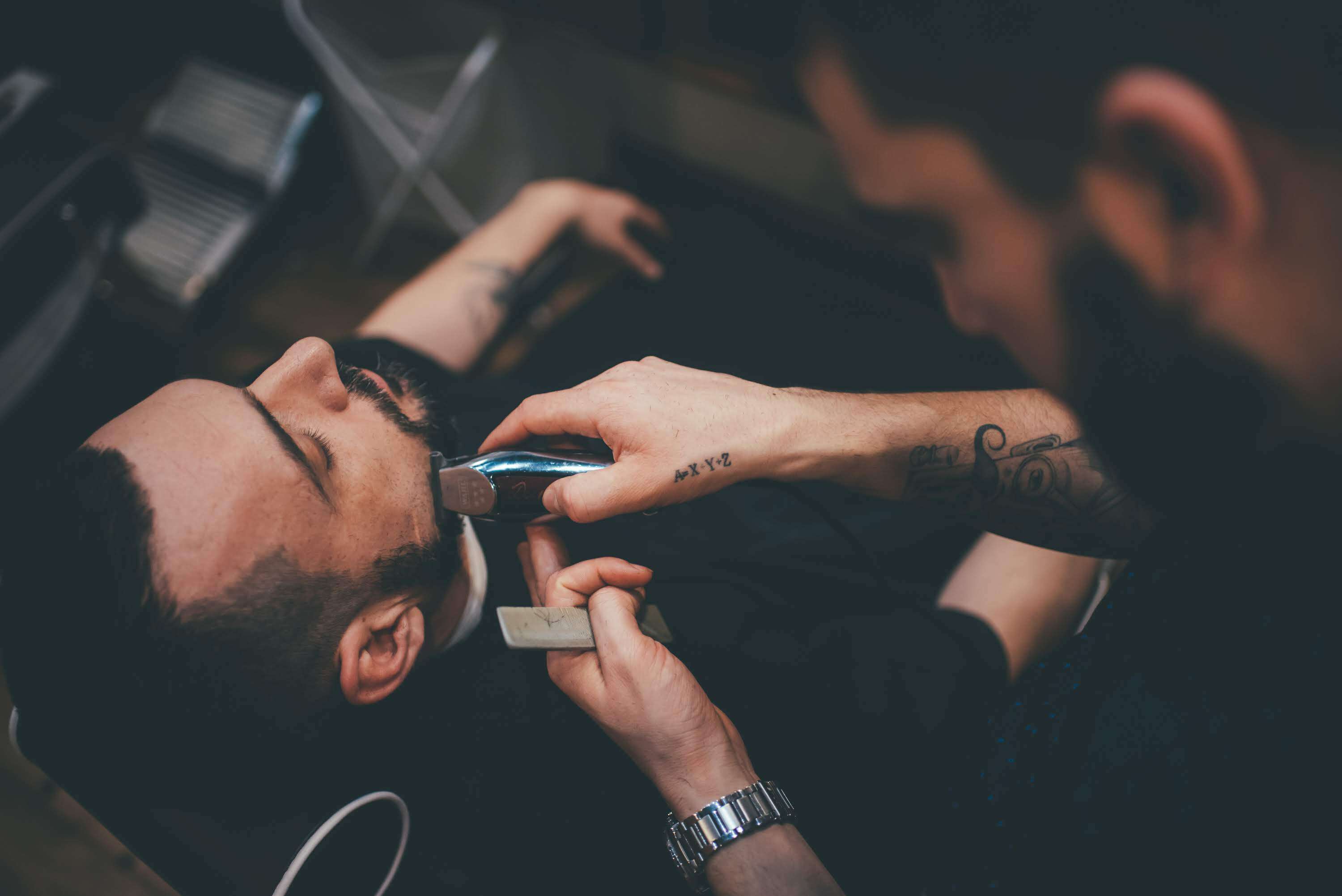 MR. RAZOR Founder shaving a customer