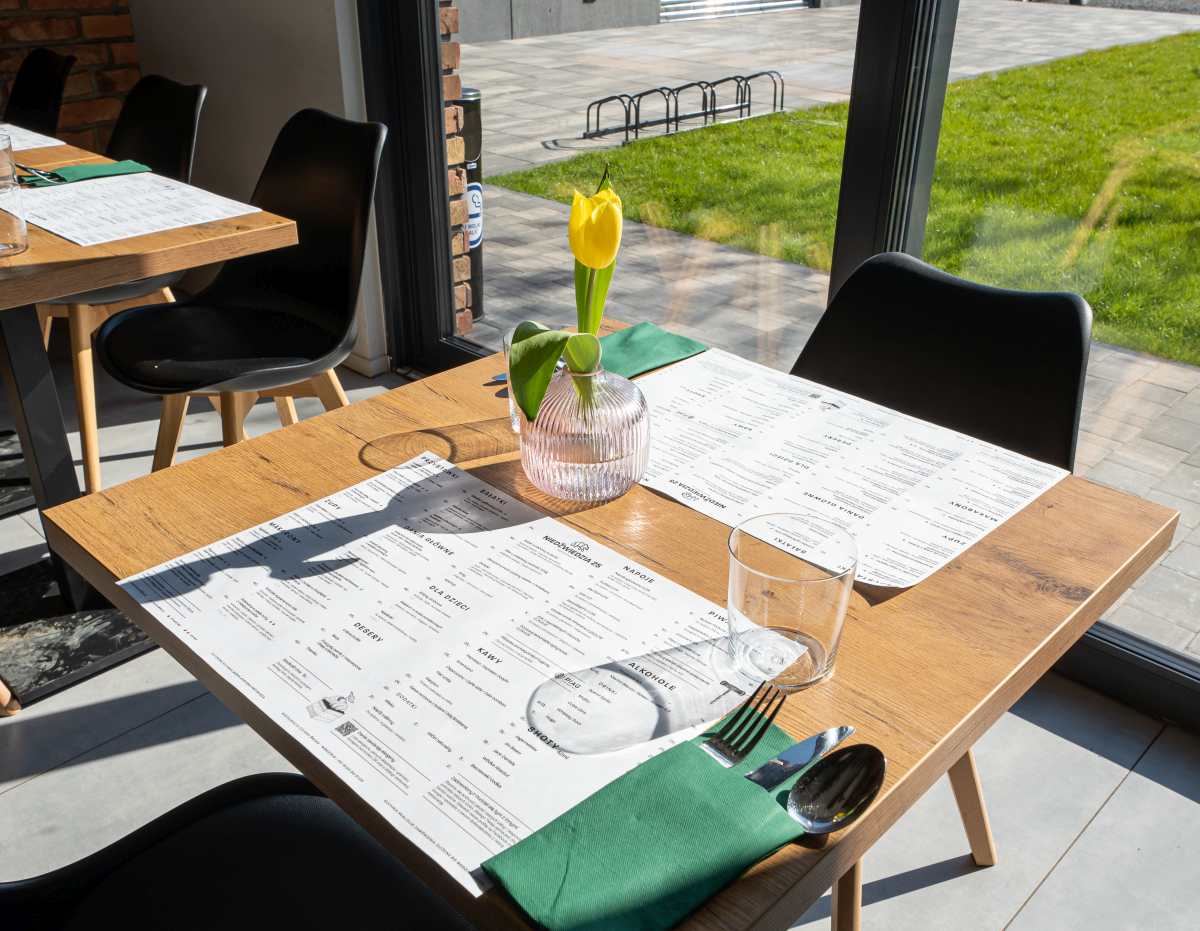 Stolik w restauracji pod Tarnowem Podgórnym przygotowany dla gości