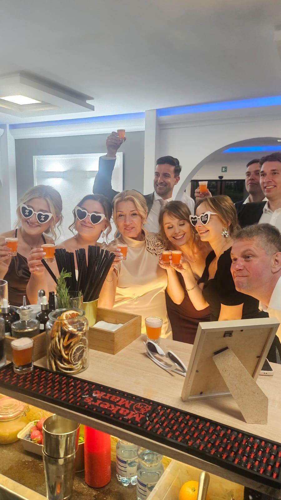 barman na wesele wicemistrz polski flair filip ciszkowski wykonuje pokaz barmanski na weselu