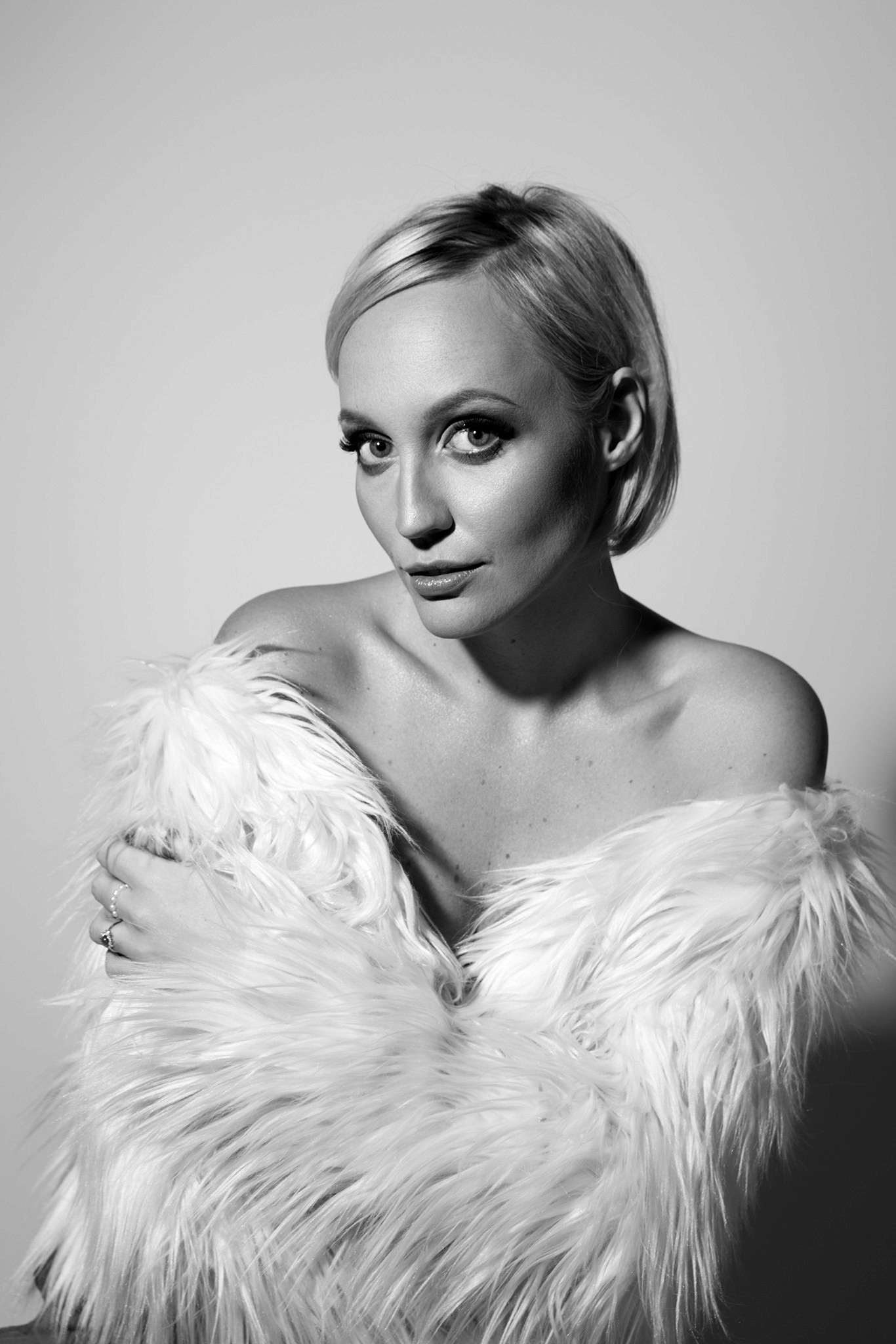 Agnieszka Czyzkowska kobiece sesje fotograficzne Warszawa sesja portretowa kobieta w futrze czarno-biale