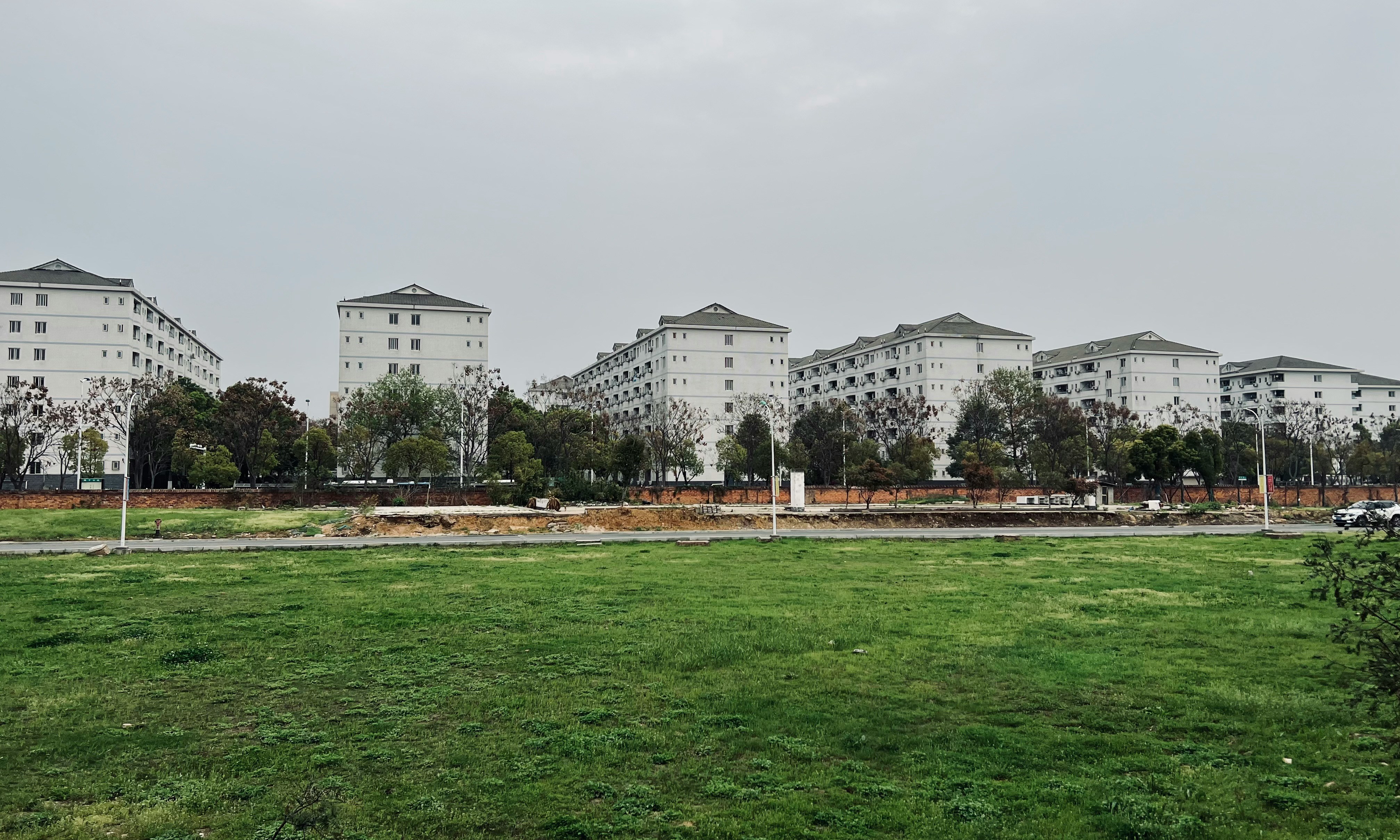 Vue aérienne de parc industriel multi-sites — gestion technique externalisée et harmonisation des pratiques de maintenance, Phasévo