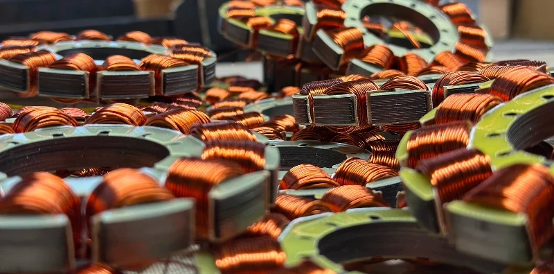 Spoustu generátorů a alternátorů kolem.