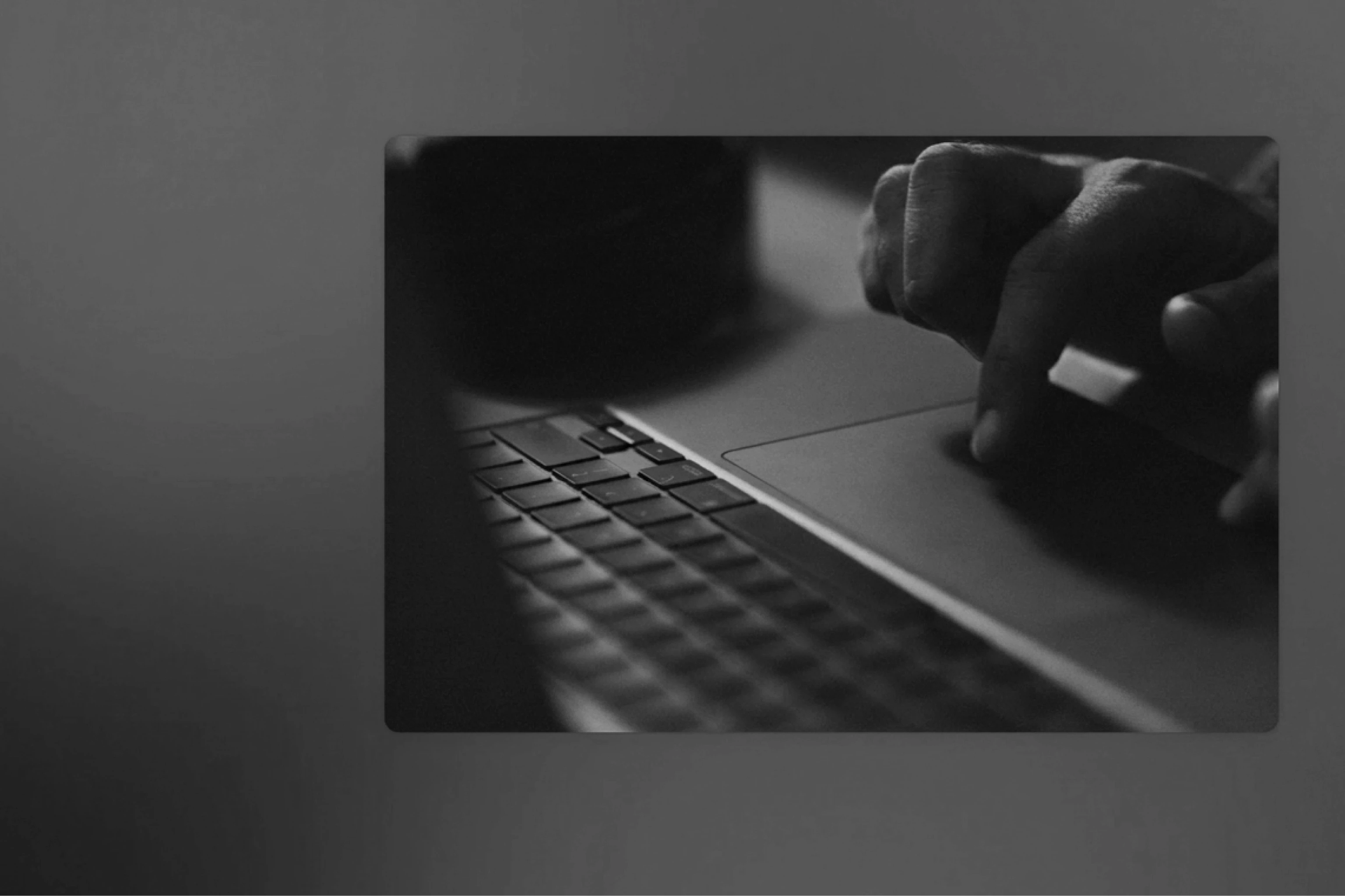 Banner promocional com fundo azul e a frase 'Get more_ with less'. Ao centro, uma foto em preto e branco mostra uma mão usando o trackpad de um notebook.
