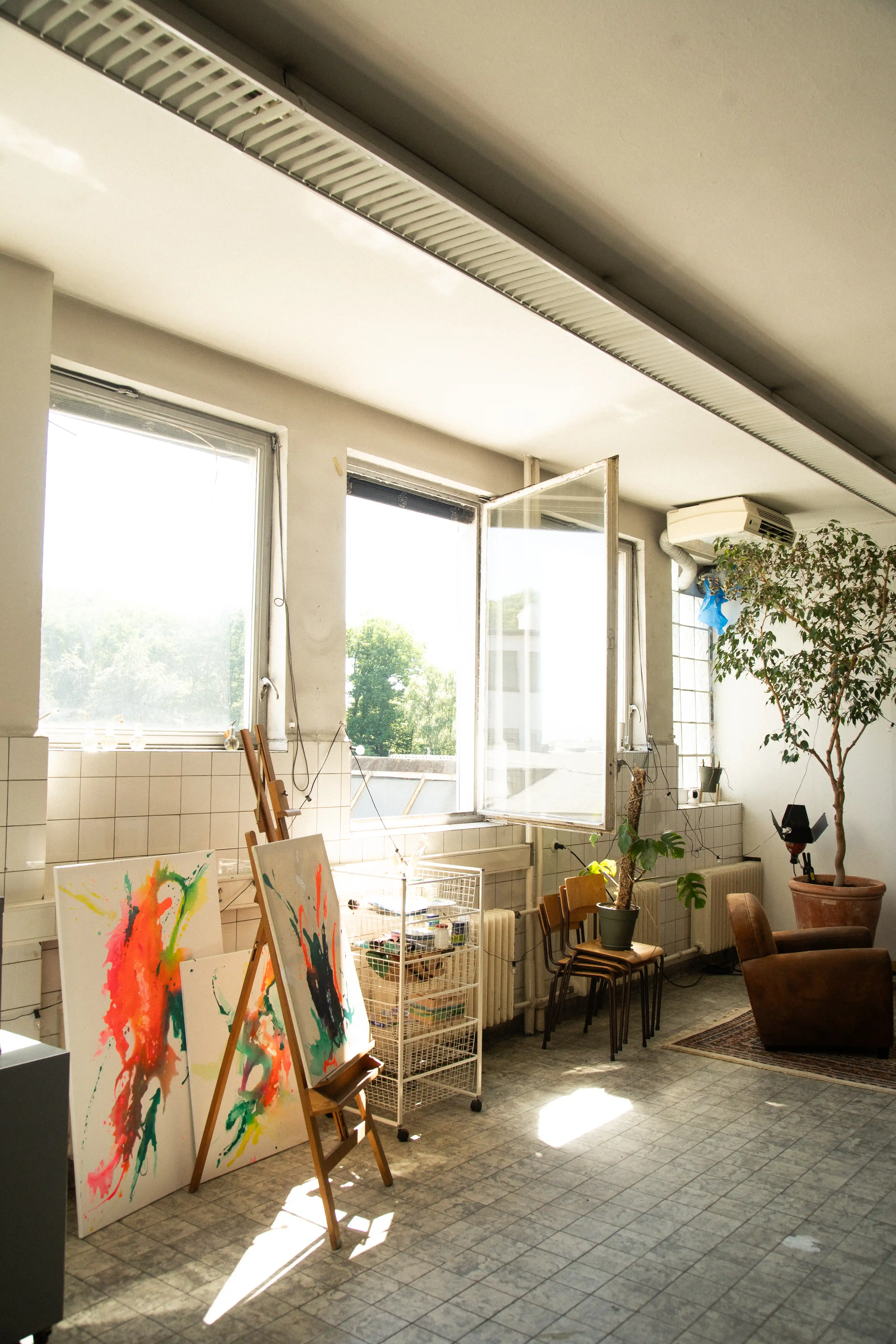 Aufnahme vom Atelier Fensterfront und Staffelei