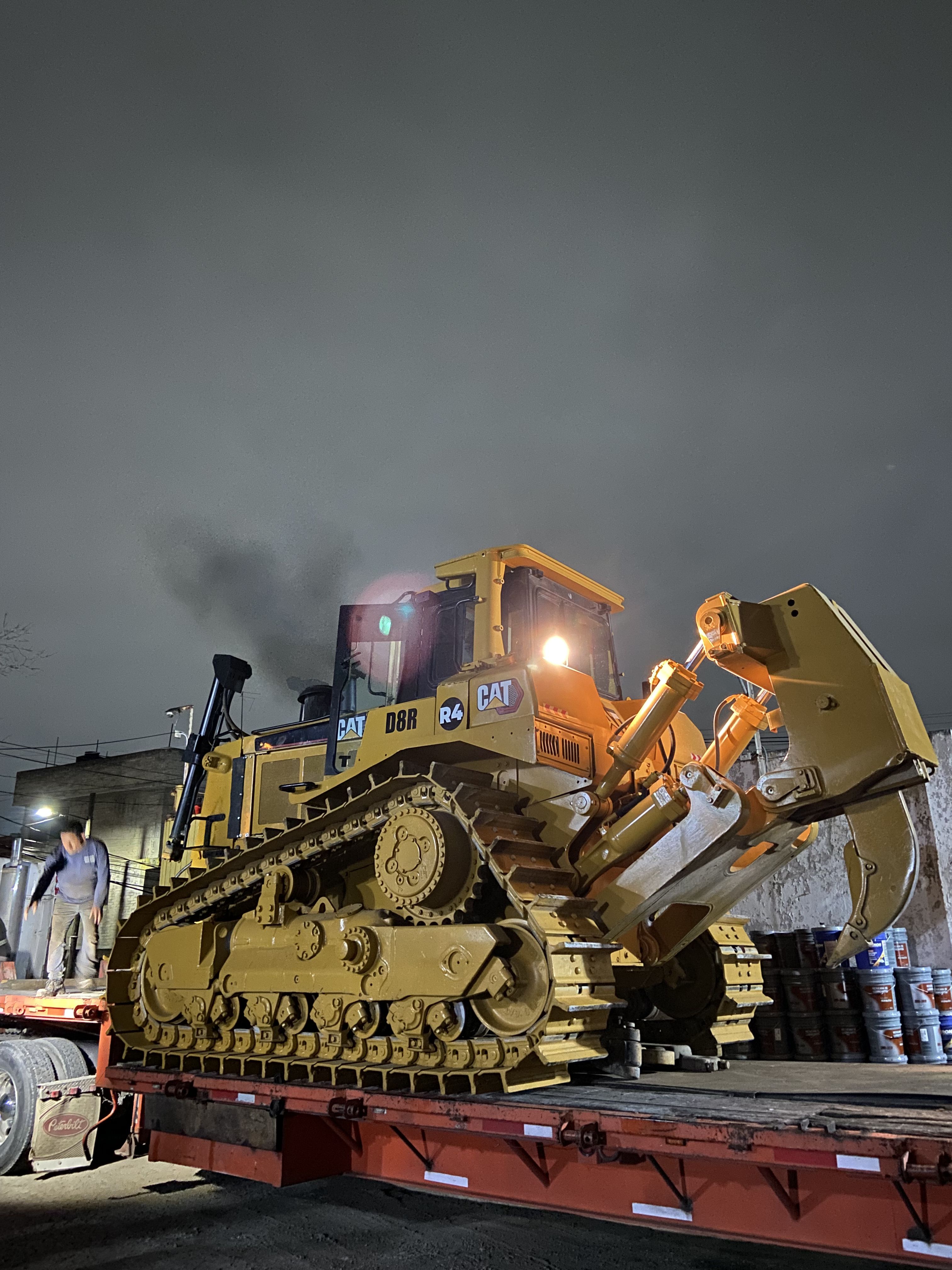 Tractor de orugas para empuje de material en proyectos de construcción
