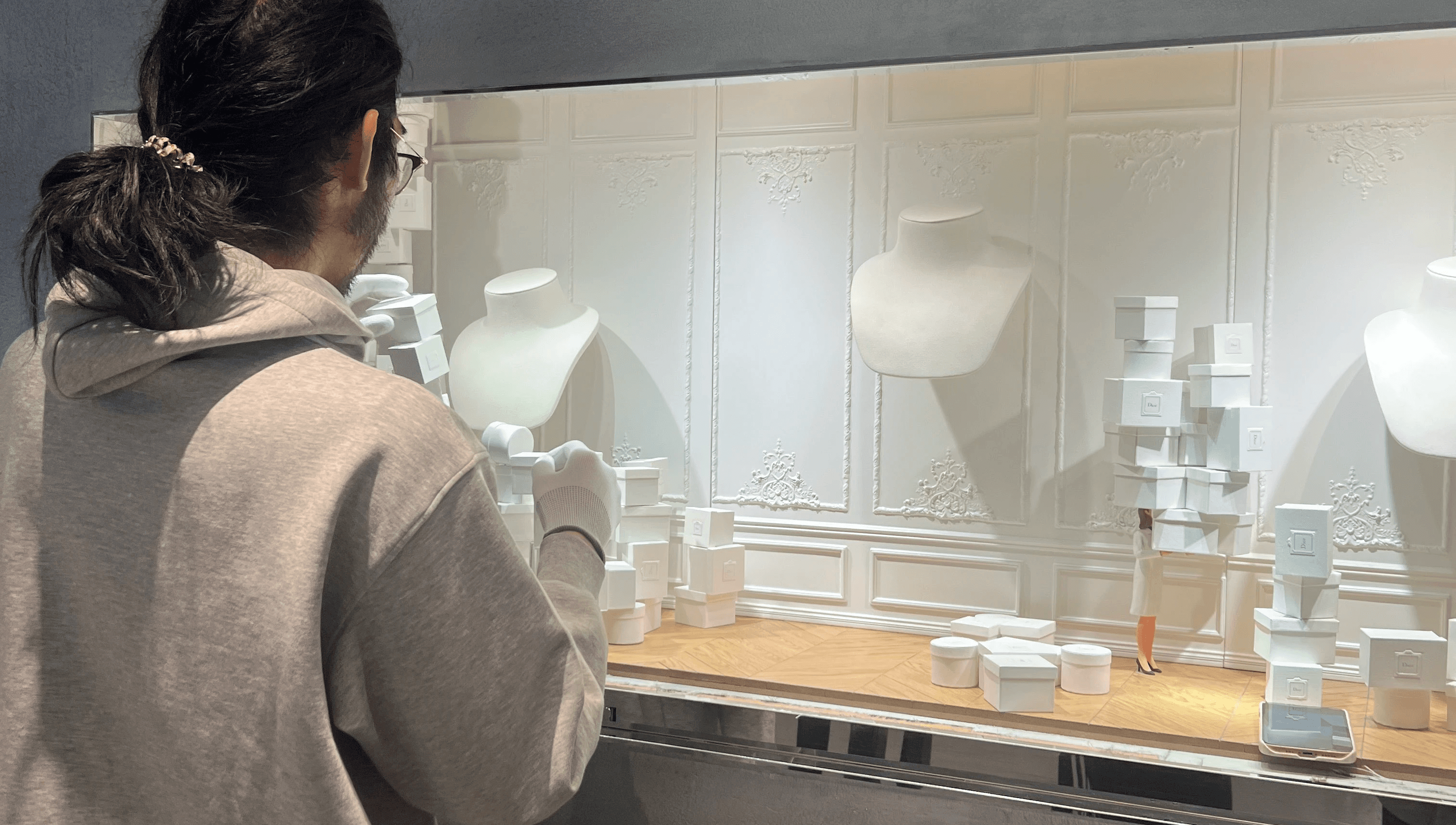 디올 청담 쥬얼리 쇼윈도 설치 진행 장면, 브랜드 VMD 오브제 배치 작업 / Installation in progress — Dior Cheongdam jewelry show window, arranging brand VMD objects on-site