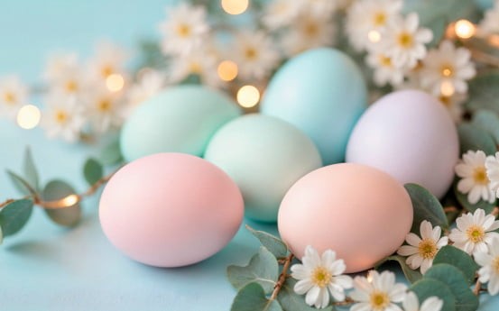 Великодні яйця на столі з квітами