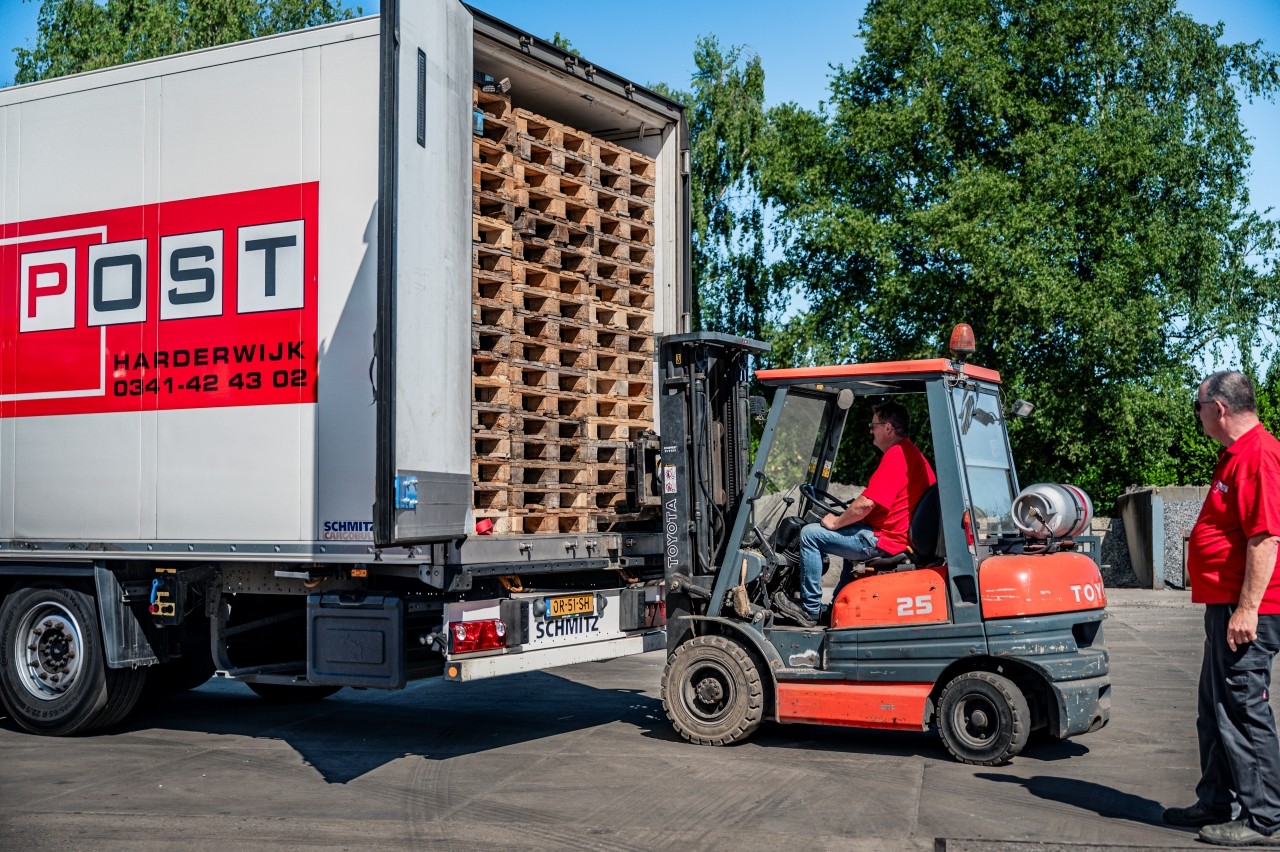 chauffeurs van post handel en transport pallets lossen