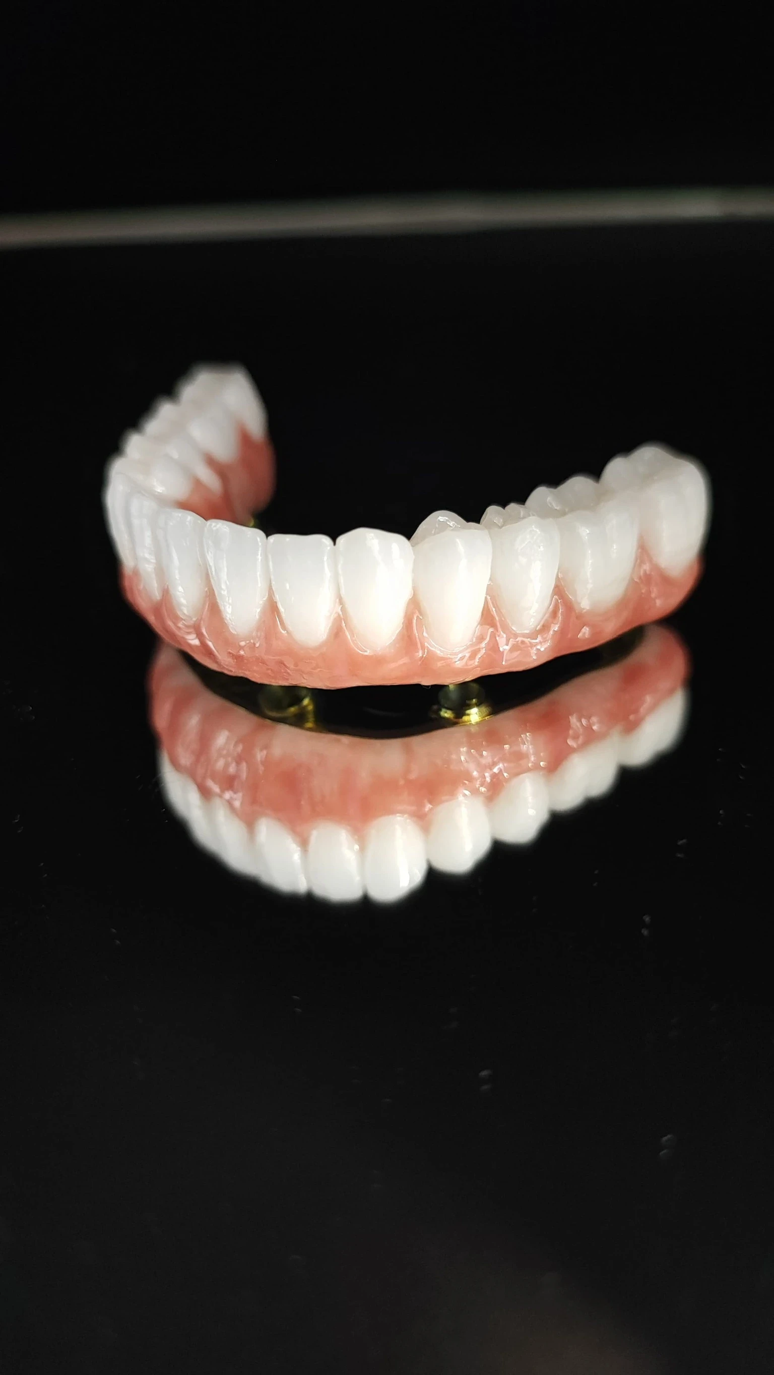 Prótesis dental fija terminada para uso clínico