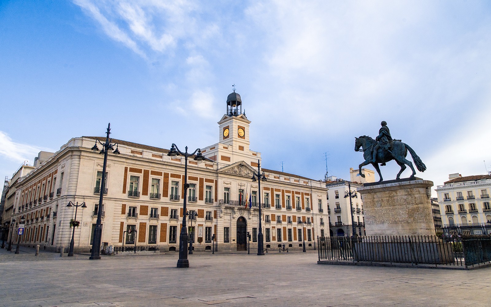 Statua equestre e torre dell'orologio a Puerta del Sol, Madrid.