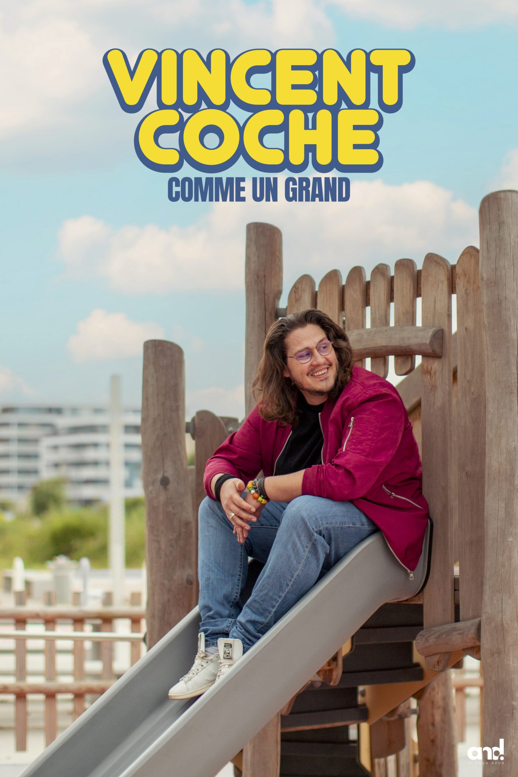 Affiche de Comme un grand. Vincent est assit sur un toboggan pour enfant