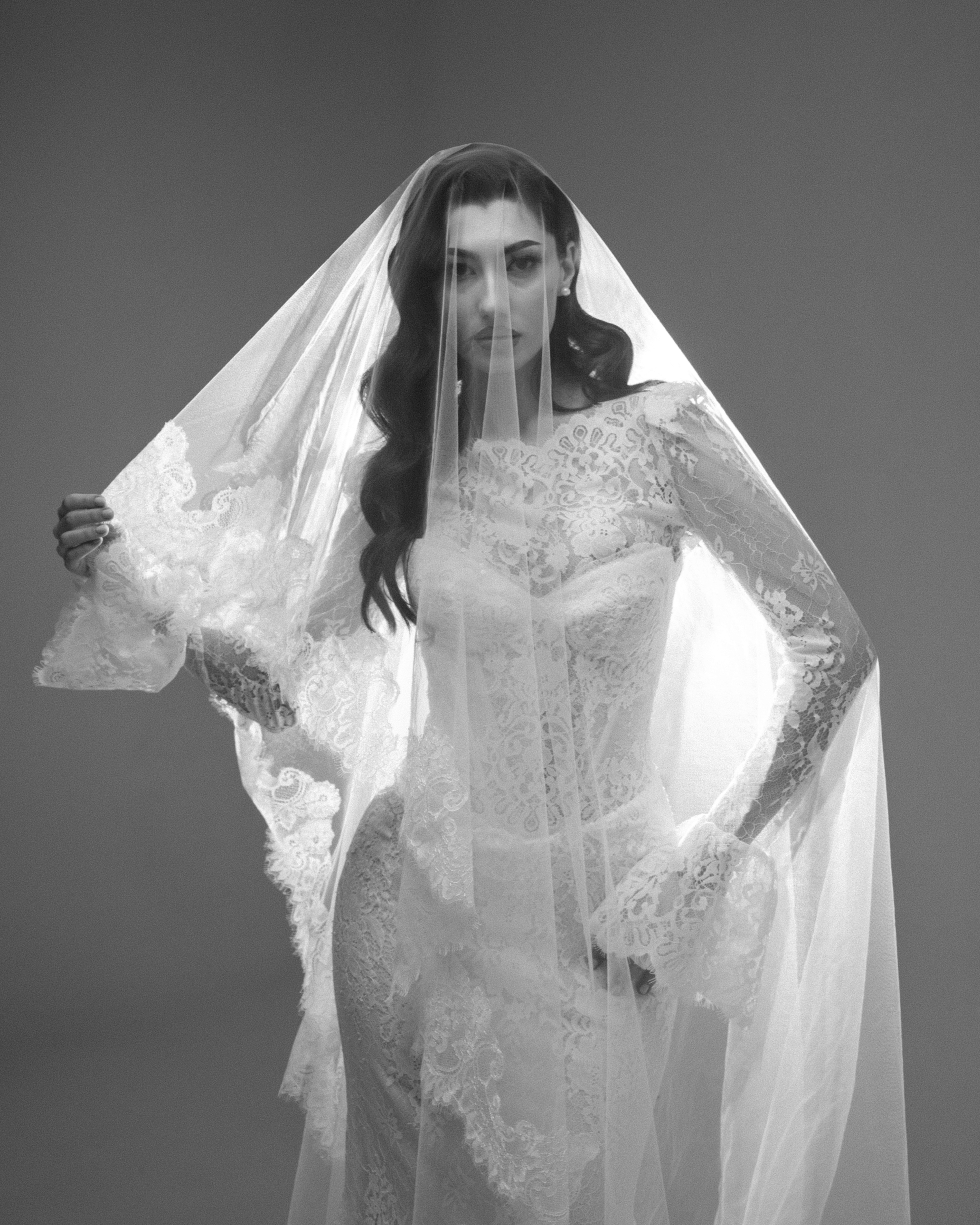 Mireasă fotografiată cu voal și rochie sofisticată într-un decor minimalist, ședință foto de nuntă în București