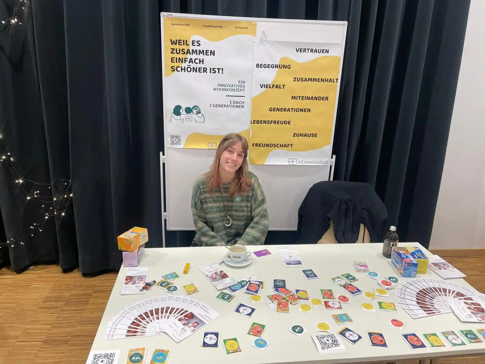 Infostand von inGemeinschaft zum Thema Mehrgenerationen-Wohnen bei einer Veranstaltung
