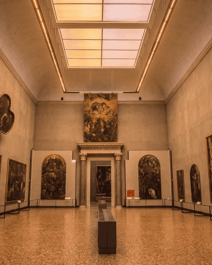 Выставочный зал Галереи Академии в Венеции с картинами венецианских мастеров