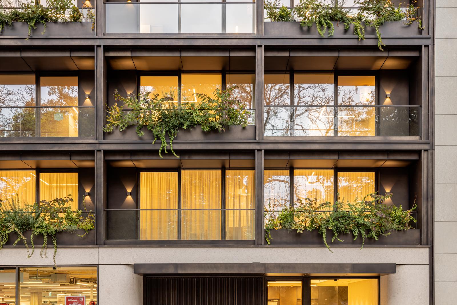 Nachaufnahme der Fassade des Bloom Living Aparthotels in Linz mit modernen Balkonen und großen Fenstern
