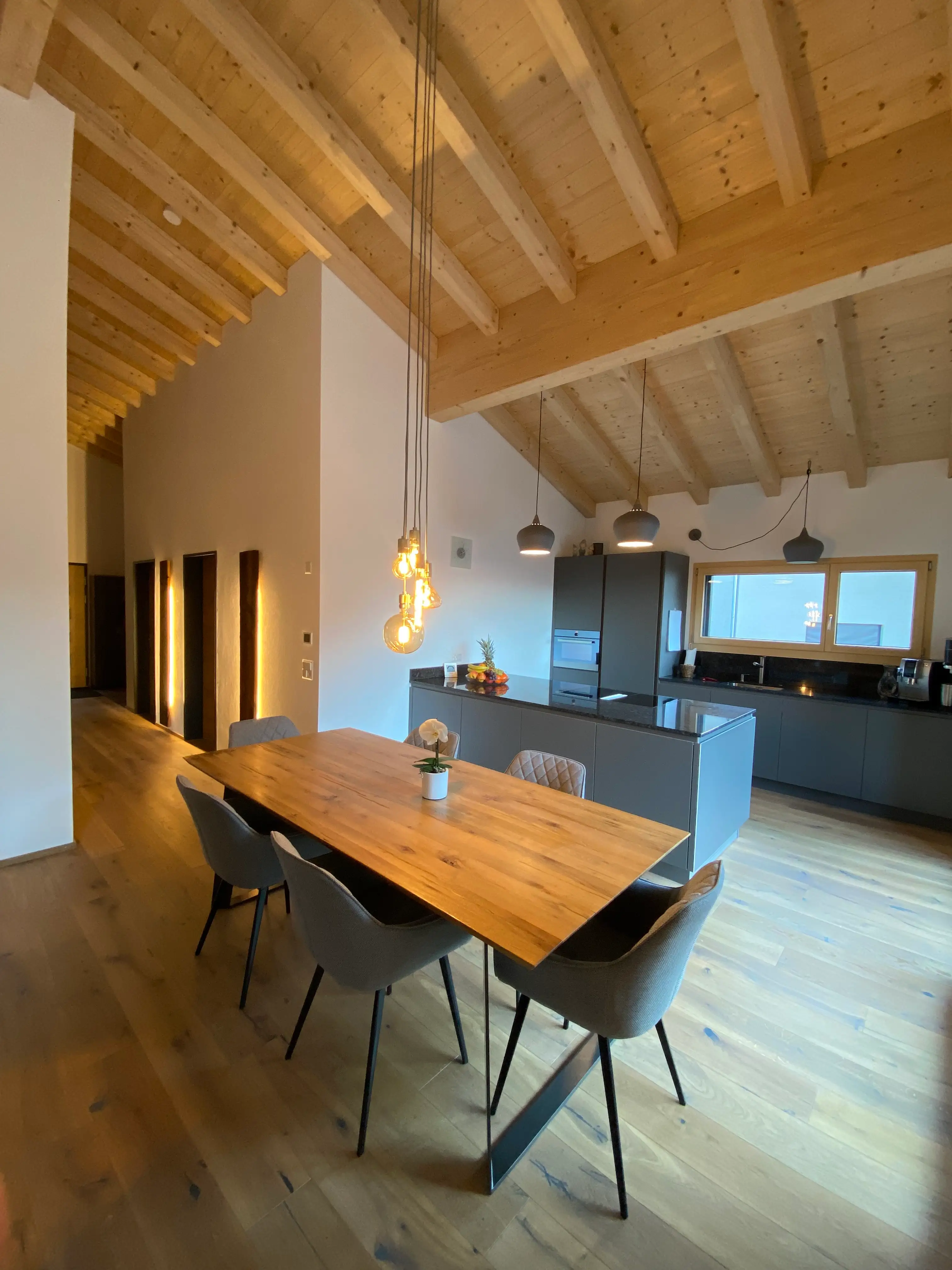 Moderne offene Küche Neubau Einfamilienhaus in Fajauna Graubünden - Niggli Architektur Grüsch
