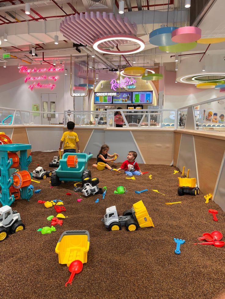 學校有蓋籃球場鋪設藍色專業防滑運動地板，配備白色弧形遮雨棚及安全防撞柱墊。