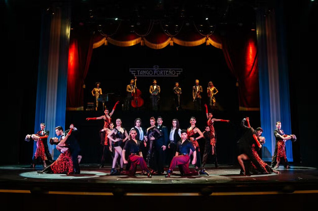 Teatro con luces cálidas para Tango Porteño