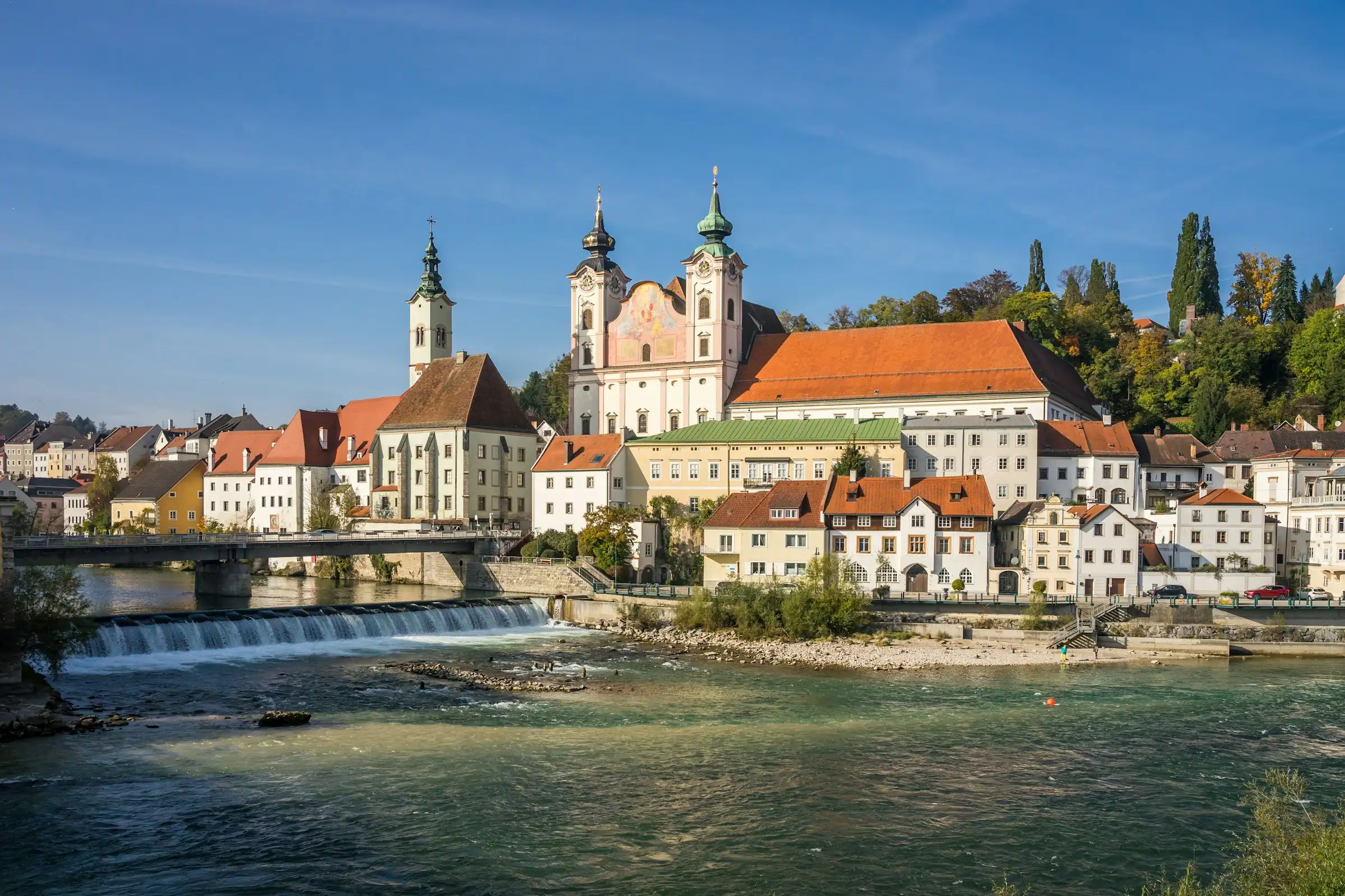 Steyr, Altstadt mit Michaelerkirche am Zusammenfluss von Enns und Steyr