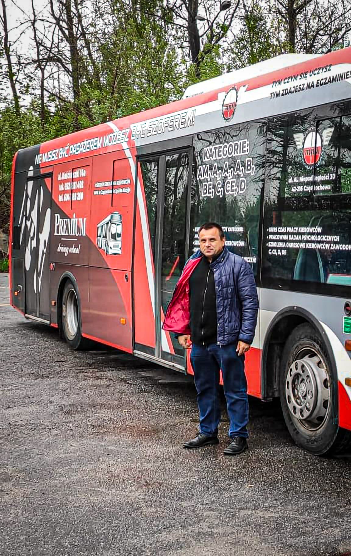 Tomek – Instruktor przy niebieskim Mini Cooperze z oznaczeniem szkoły jazdy Premium.