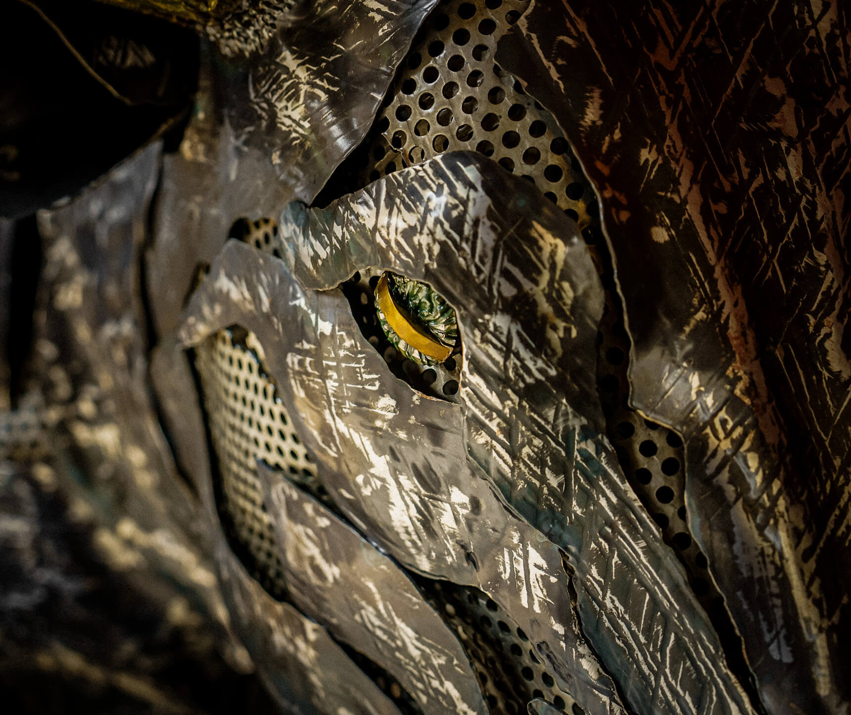 Umělecký detail kovové plastiky býka v interiéru restaurace podtrhující industriální styl