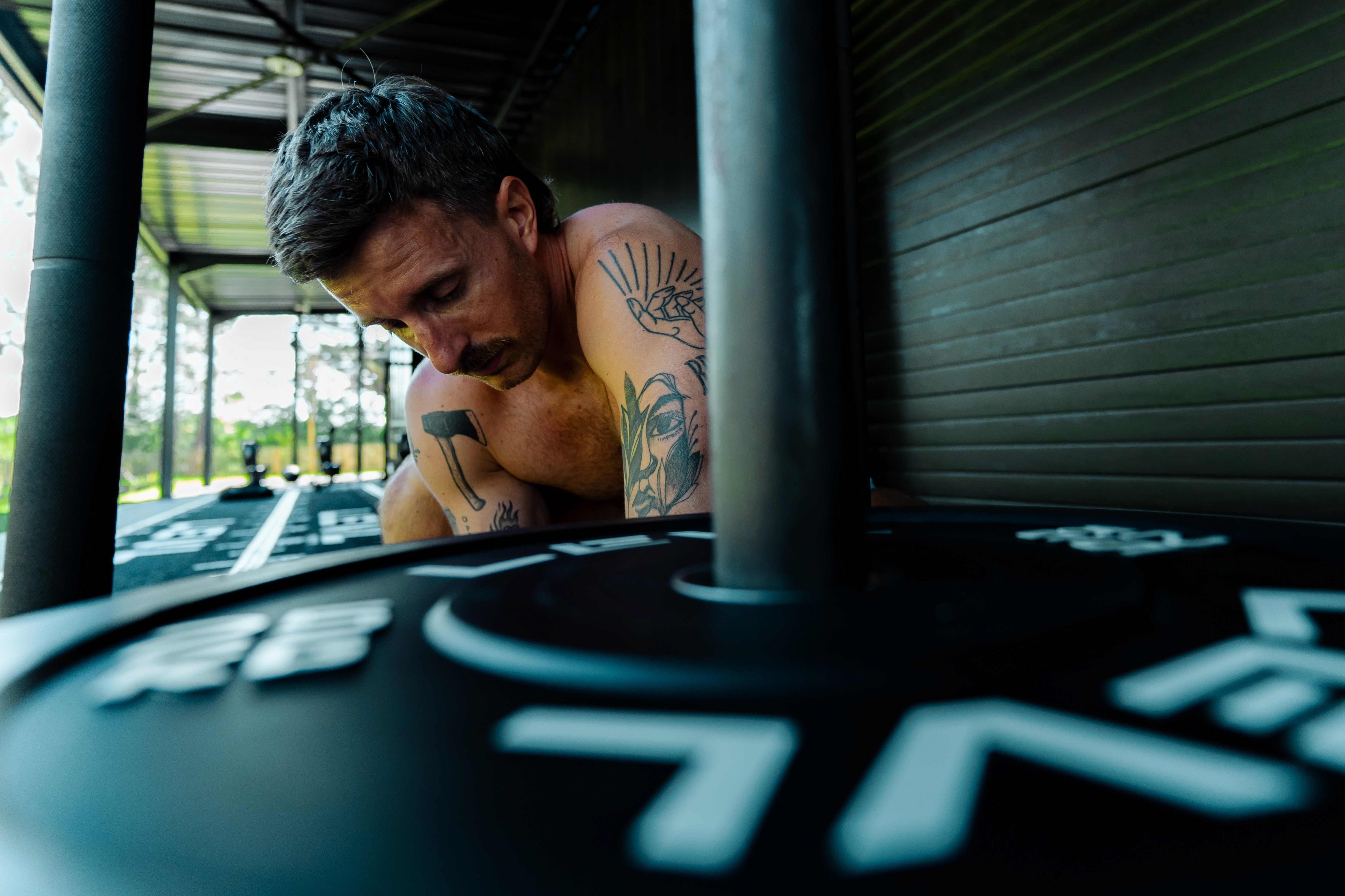 homme chargeant un sled
