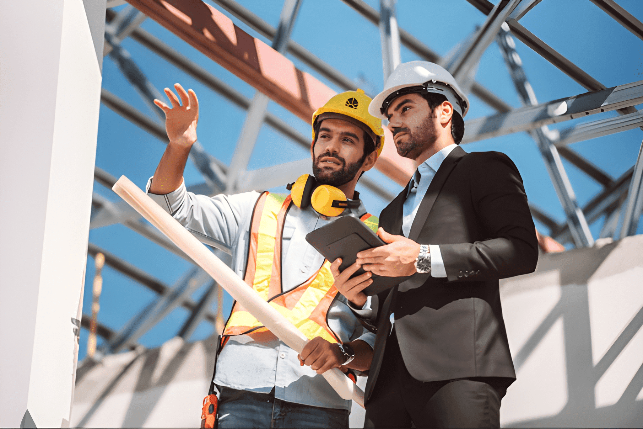 Bauarbeiter mit Schutzhelm bei Bauarbeiten.