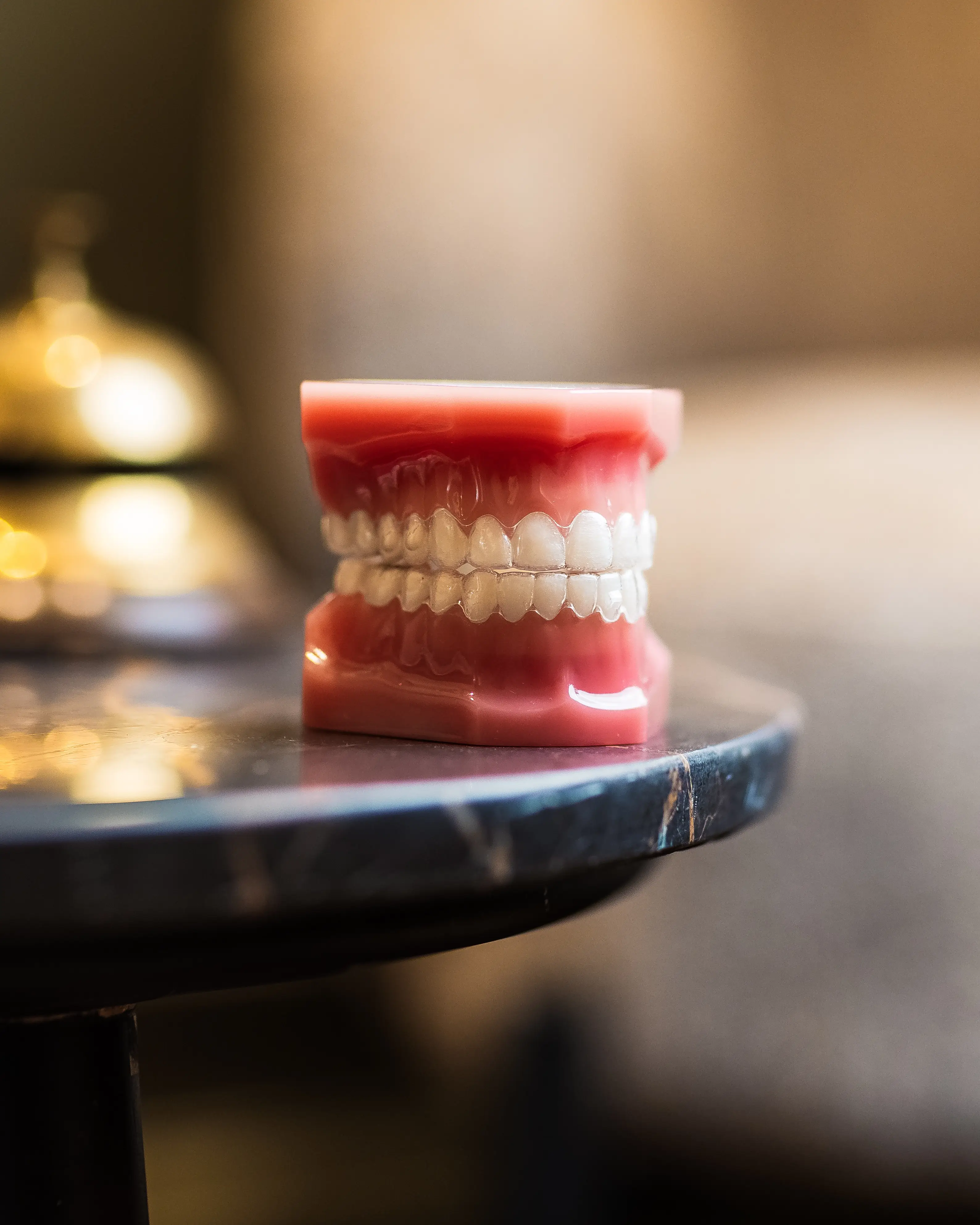 Tandarts legt Invisalign uit in Amsterdam