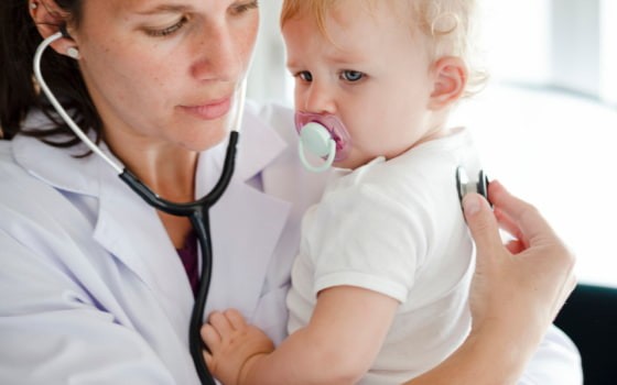 Лікар оглядає дитину