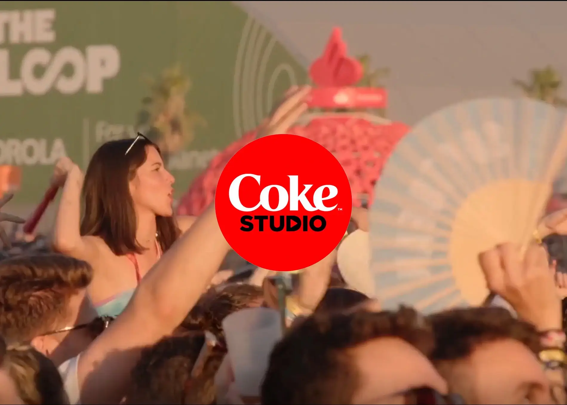 Público de festival con el logo de Coke Studio
