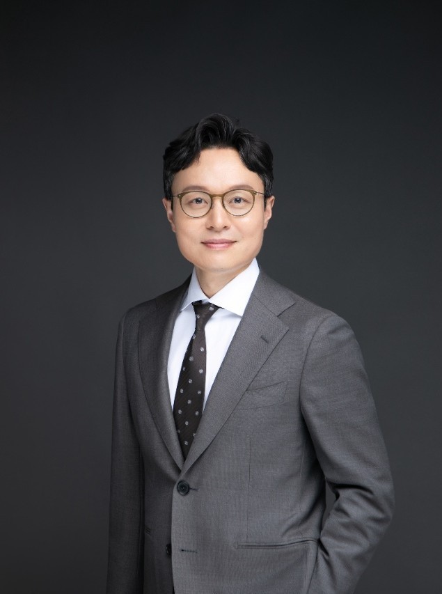 사무장 없이 직접 사건을 수행하는 재판소원 및 헌법재판 전문 김성수 변호사의 프로필 사진