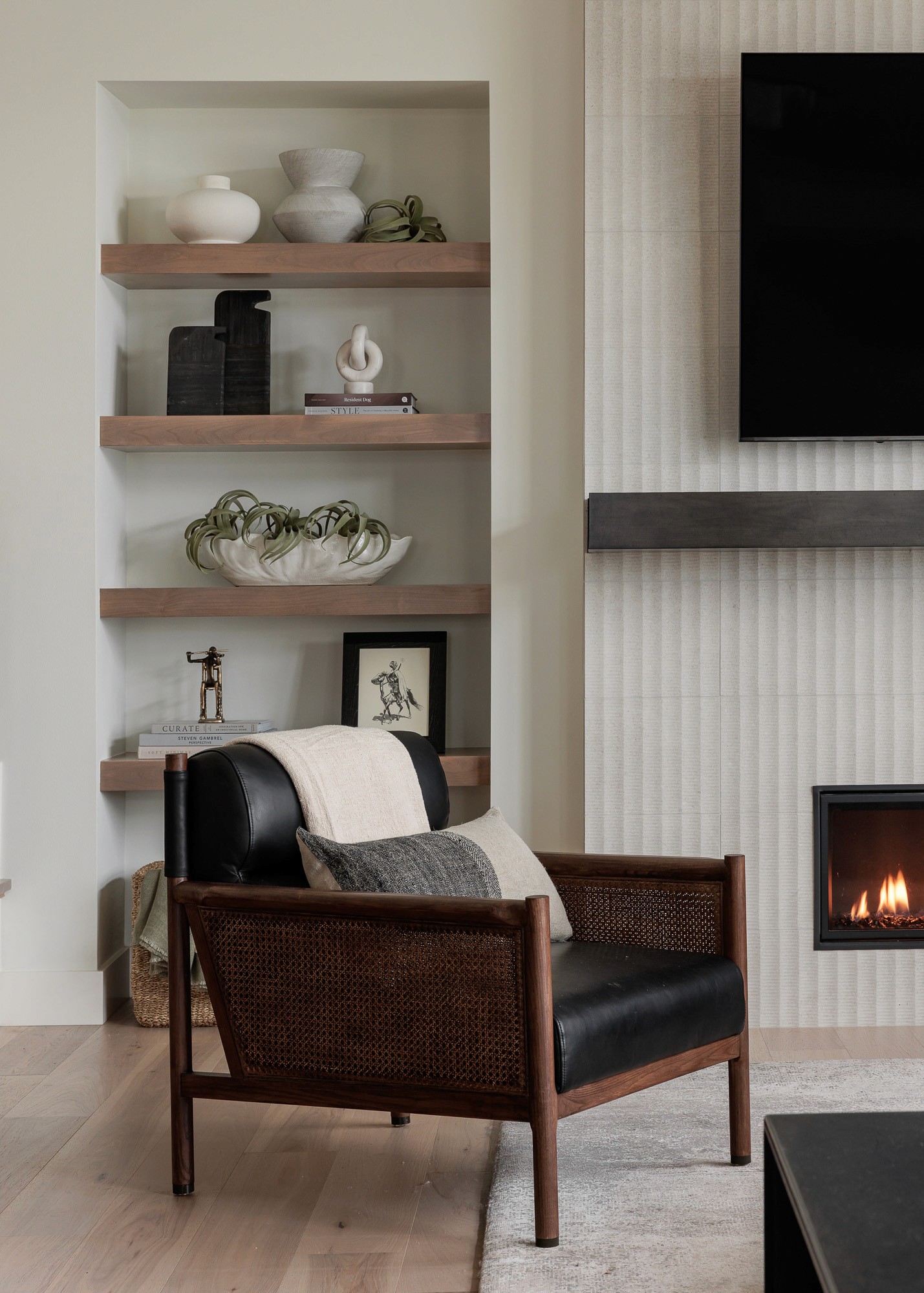 We’re so excited to share details from The Woodinville House: Great Room –– one of our favorite interior design + professional organizing projects in Woodinville, WA.