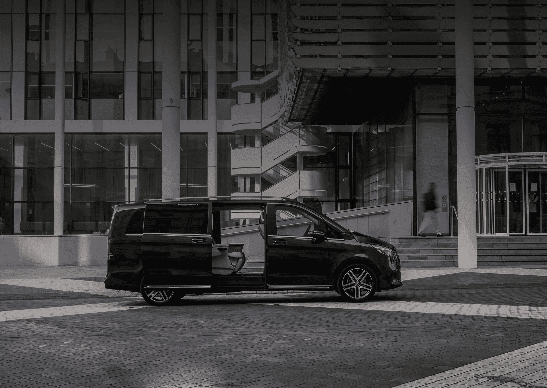 un chauffeur privé qui ouvre la porte de voiture à son client