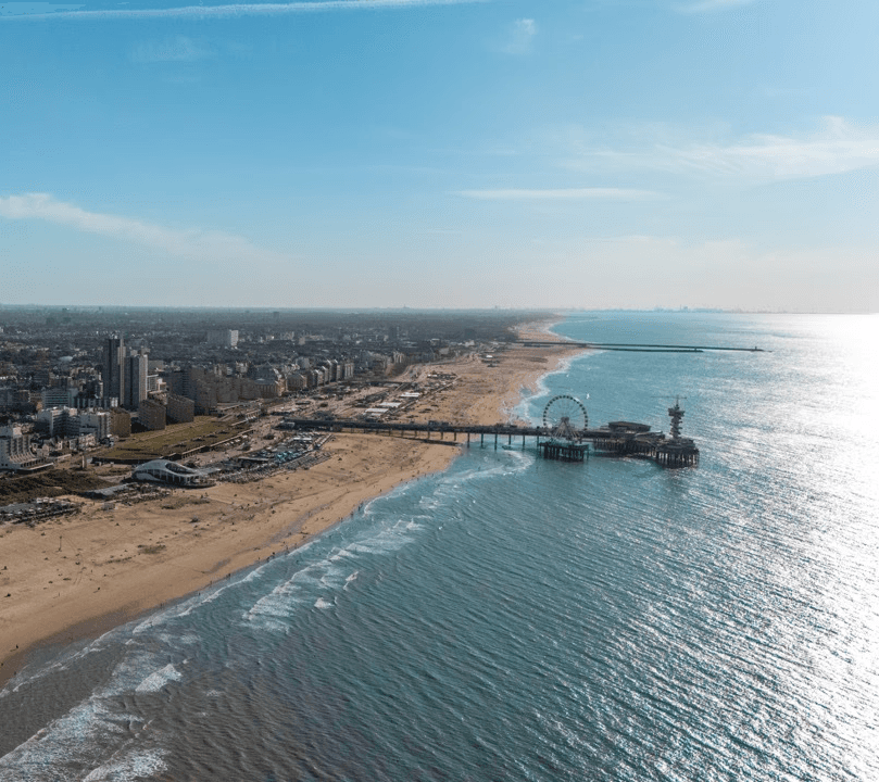 Luchtfoto van de boulevard en kustlijn van Scheveningen