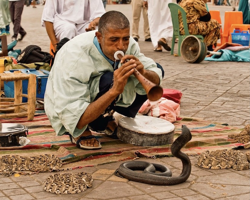 Ты парнями на вилле в испании катаешь на эндуро по горам