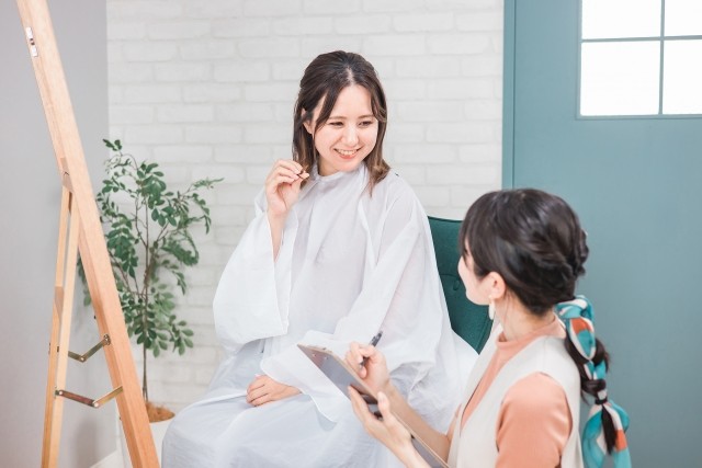 ヘアサロンの客とスタッフ