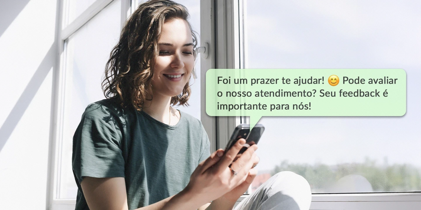 Mulher sorrindo enquanto usa o smartphone, recebendo uma mensagem do WhatsApp que pede o feedback de um atendimento