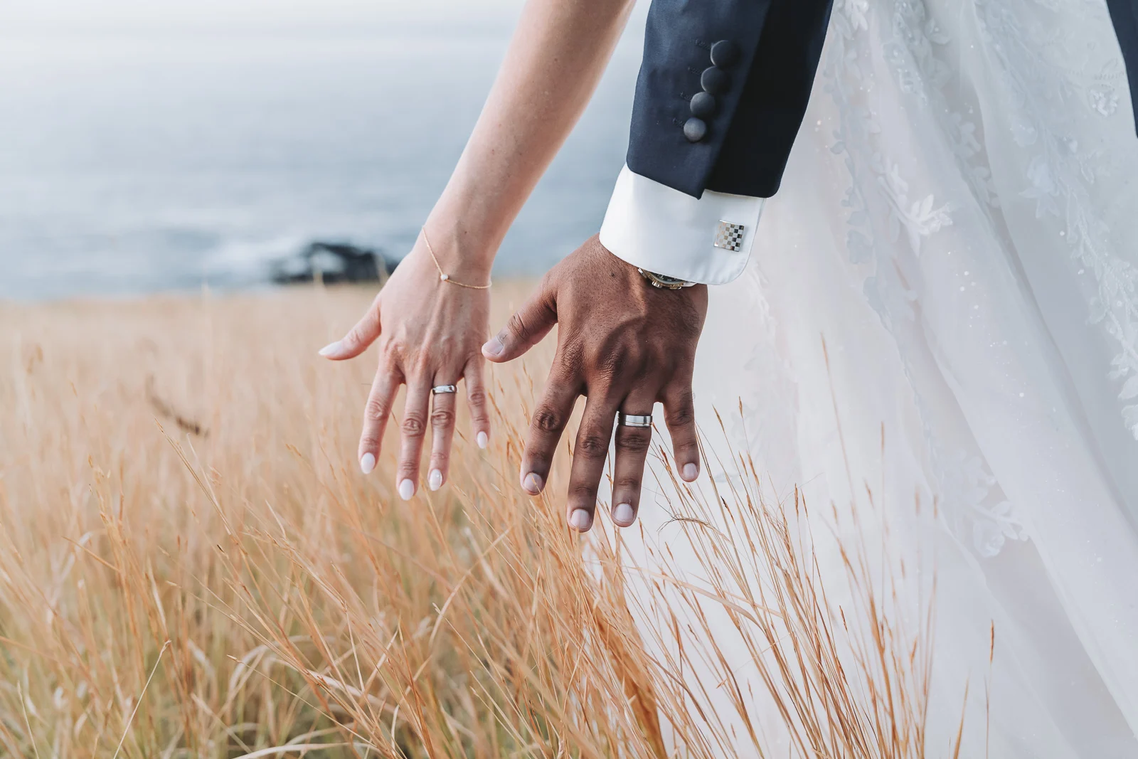 Gros plan sur les mains entrelacées des mariés — Photographe Réunion 974
