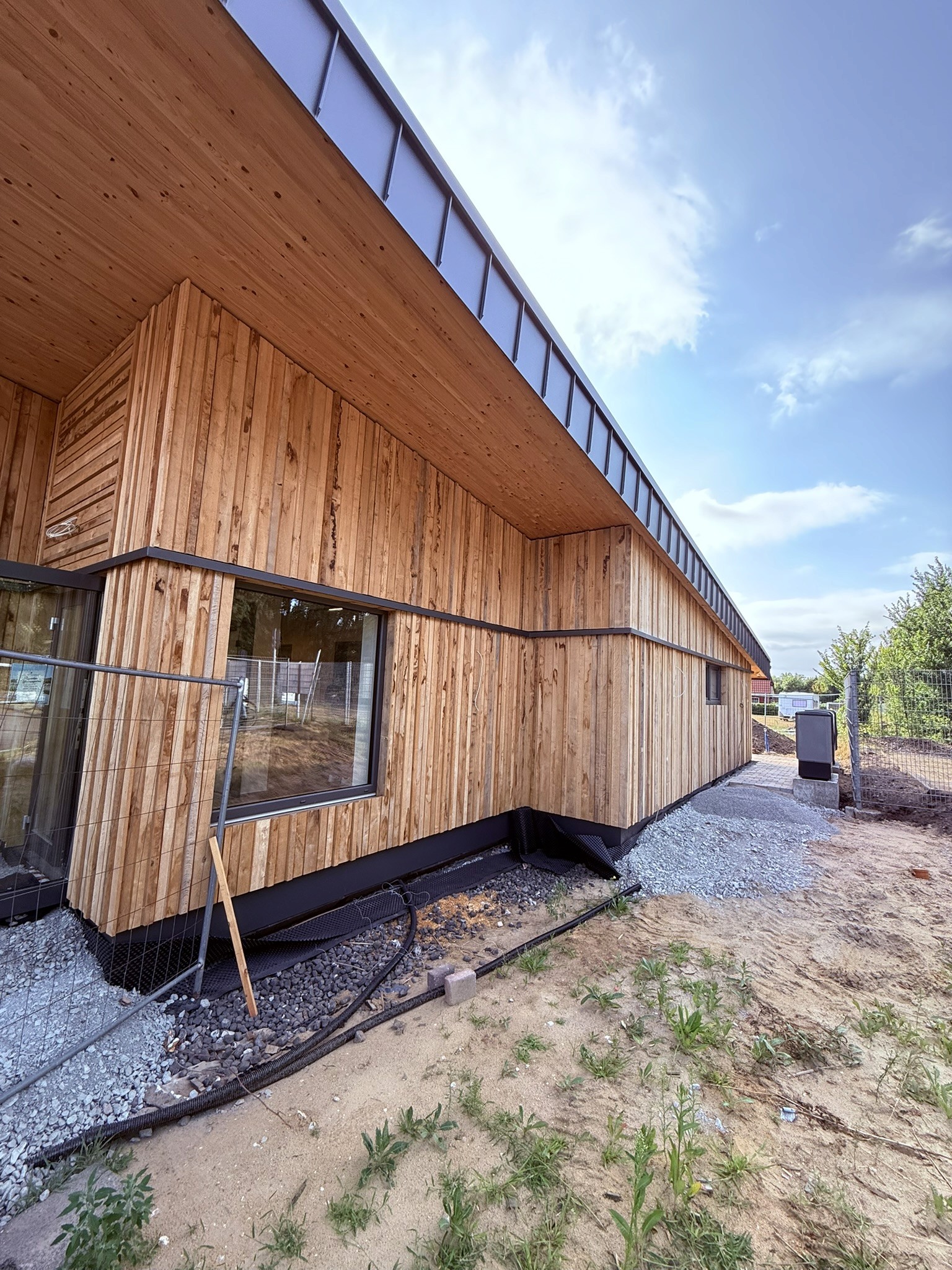 Baustelle des nachhaltigen ReSa-Projekts in Sassenberg mit Solaranlage und begrüntem Dach, DGNB-Zertifizierung in Gold angestrebt.