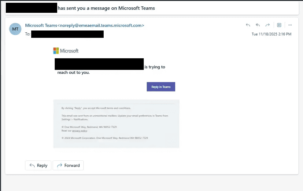 Screenshot der Einladungs-E-Mail von Microsoft Teams (noreply@emeaemail.teams.microsoft.com): Ein geschwärzter Absender versucht, Sie zu erreichen, darunter die Schaltfläche „Reply in Teams“.