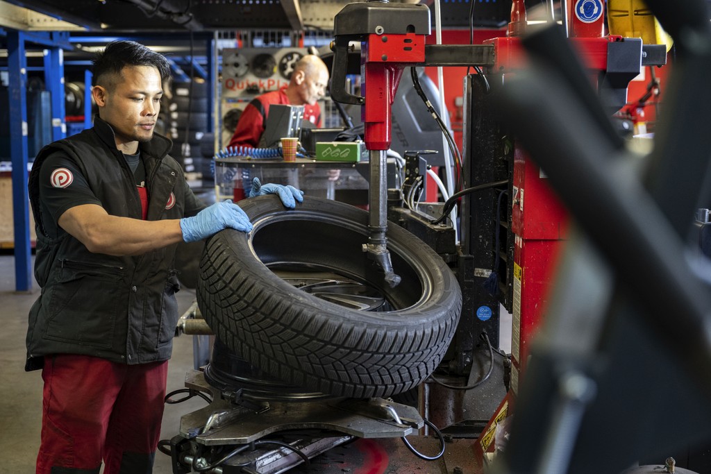 Monteur draait band op velg