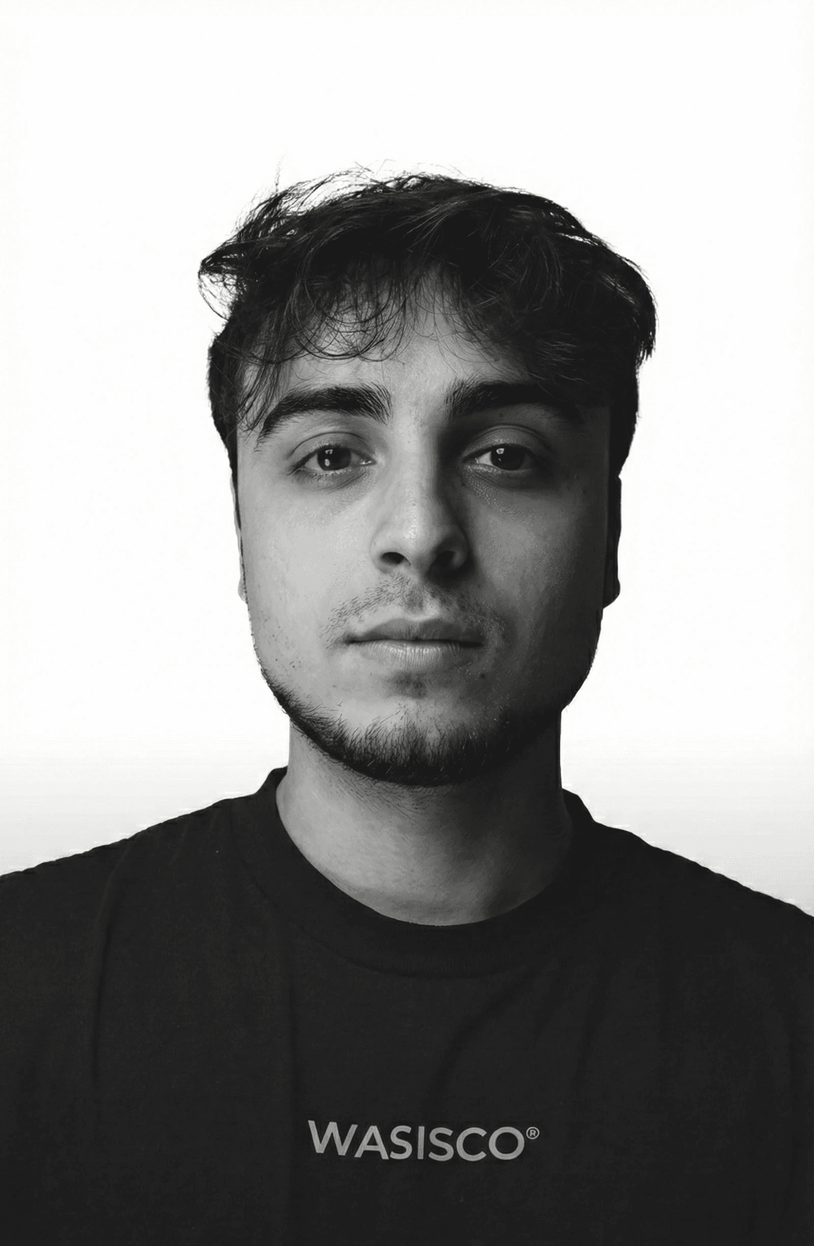 Portrait di un giovane uomo con barba