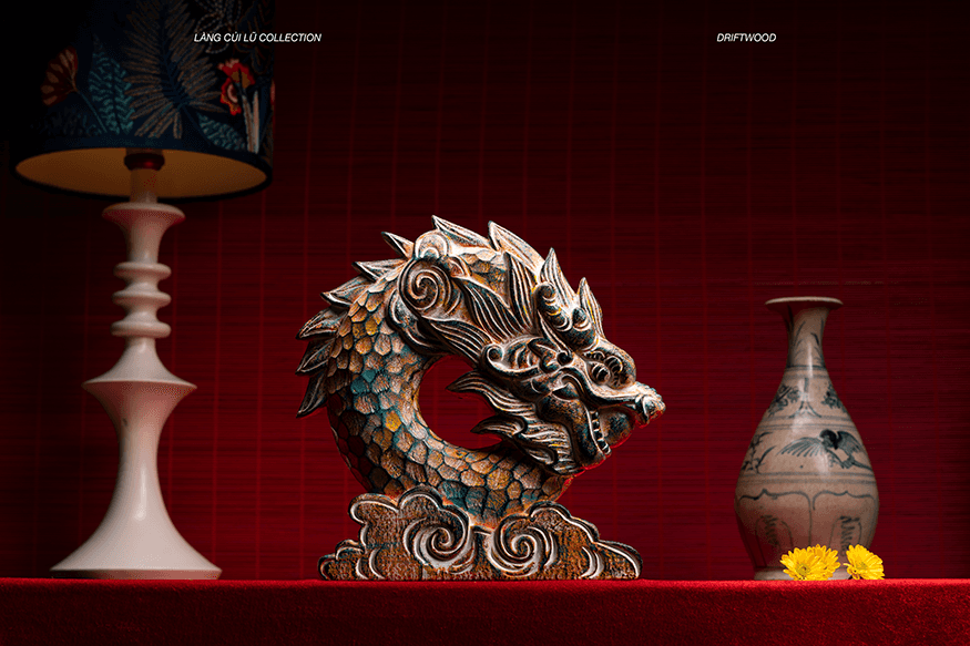 A dialogue of symbols. The dragon’s wisdom meets the simplicity of the vessel, captured in a warm, amber-toned harmony of tradition.