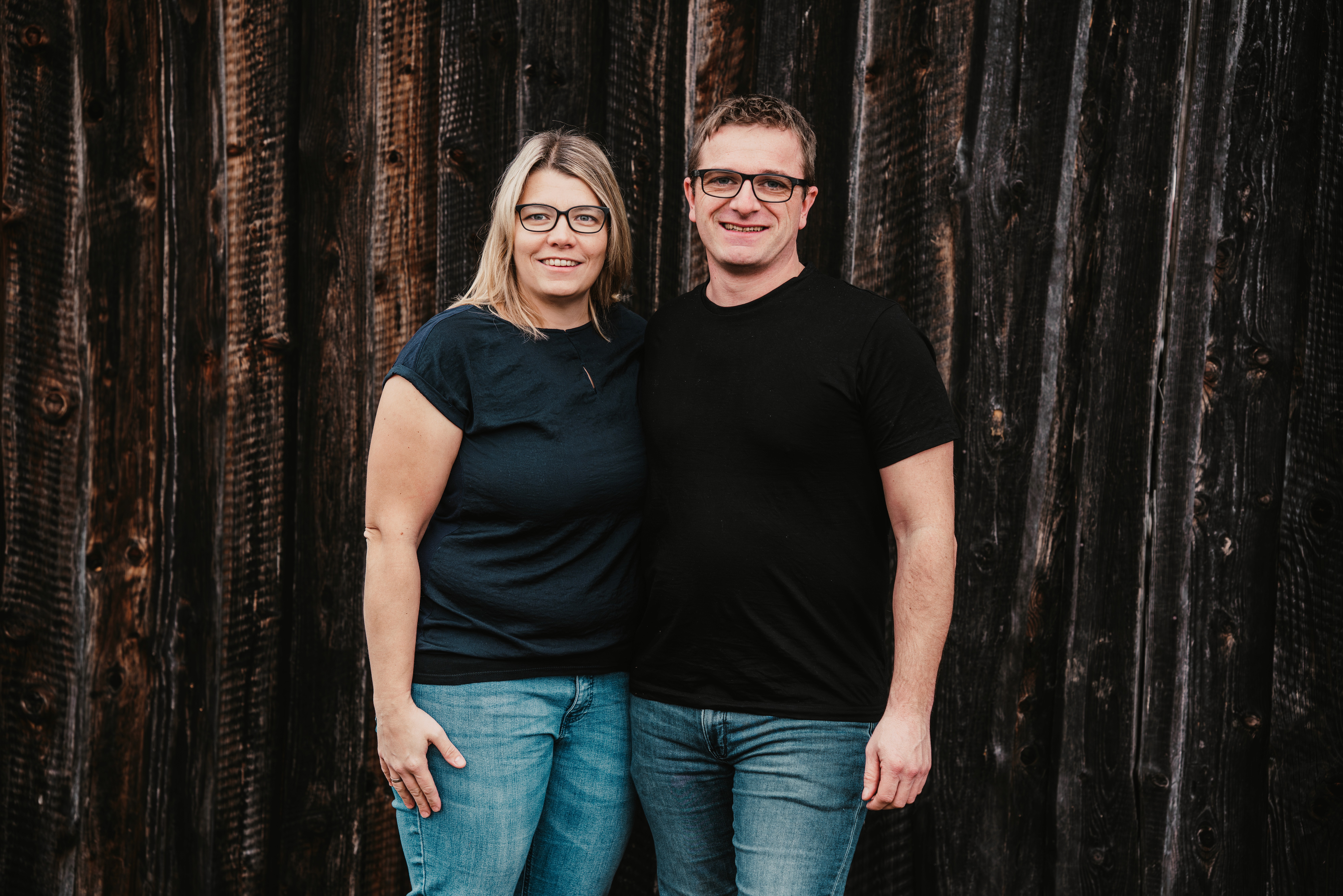 Zwei Freundinnnen sitzen in einem Feld und schauen sich an