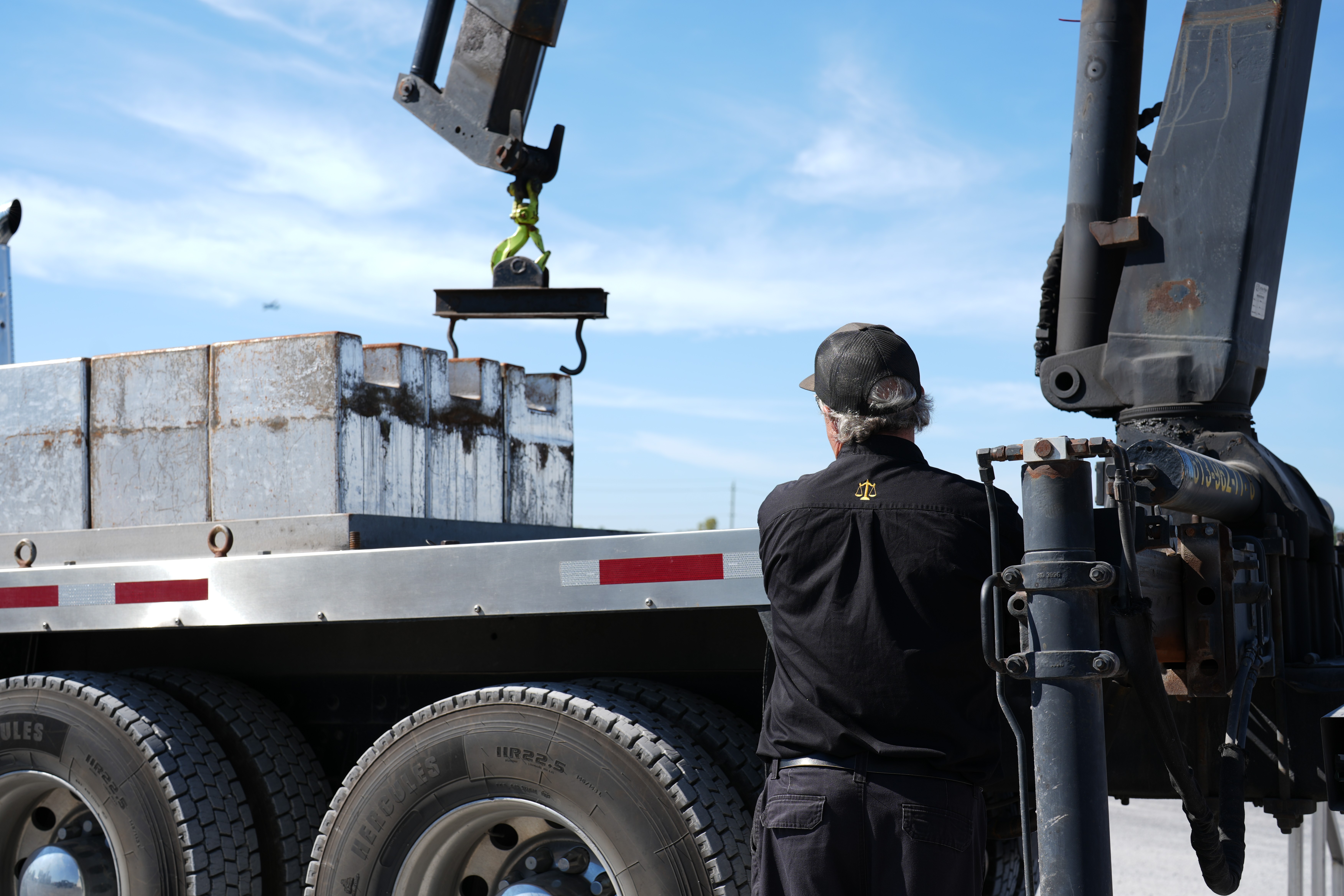 Large logistics warehouse with a worker walking in the center, seen in profile.